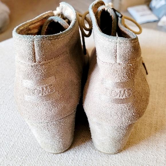 Toms Wedge Taupe Suede Booties Ankle Boots Lace Up Size 7 Women's - Picture 3 of 8